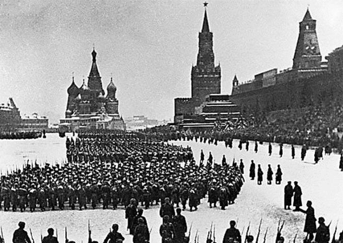 День воинской славы России 7 ноября 1941 года – День проведения военного парада на Красной площади День воинской славы России 7 ноября 1941 года – День проведения военного парада на Красной площади