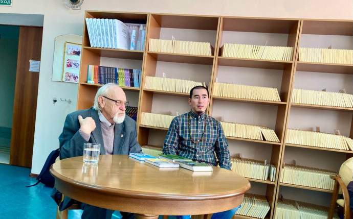 Встреча читателей отдела обслуживания инвалидов по зрению с поэтом Пахомовым Е.Ф.